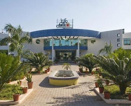 Infocity Club And Resort Gandhinagar Eksteriør billede