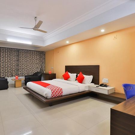 Infocity Club And Resort Gandhinagar Eksteriør billede