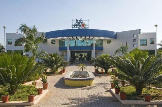 Infocity Club And Resort Gandhinagar Eksteriør billede