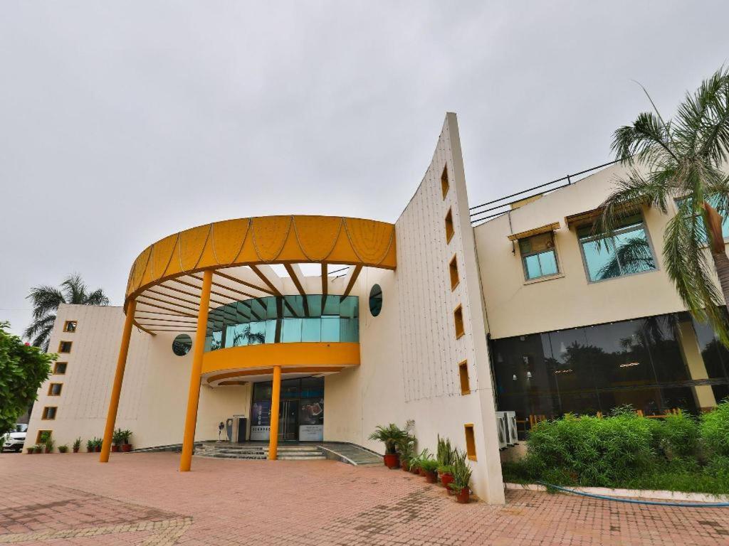 Infocity Club And Resort Gandhinagar Eksteriør billede