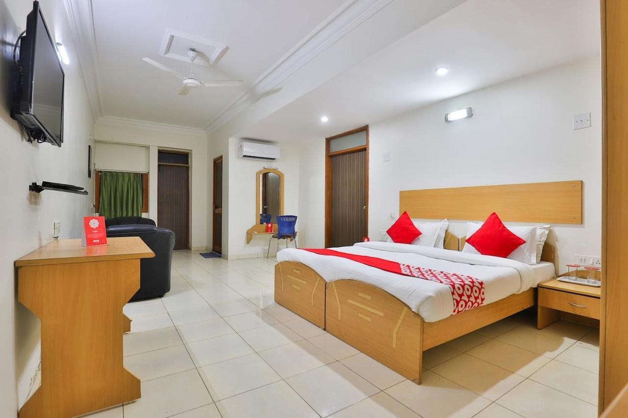 Infocity Club And Resort Gandhinagar Eksteriør billede