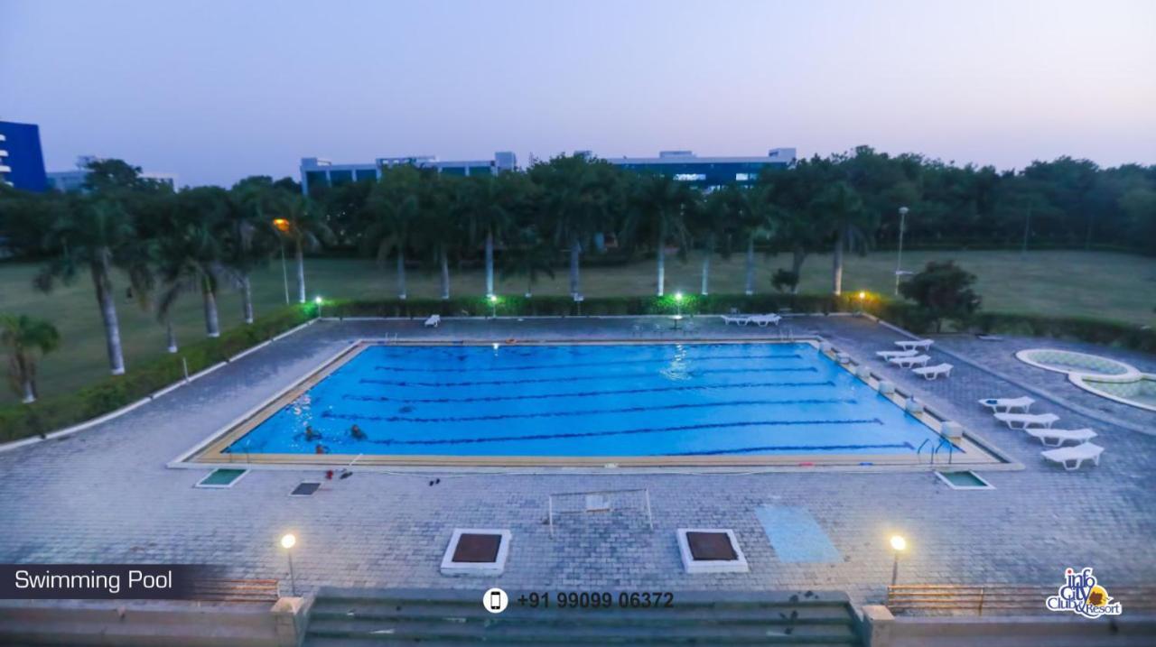 Infocity Club And Resort Gandhinagar Eksteriør billede