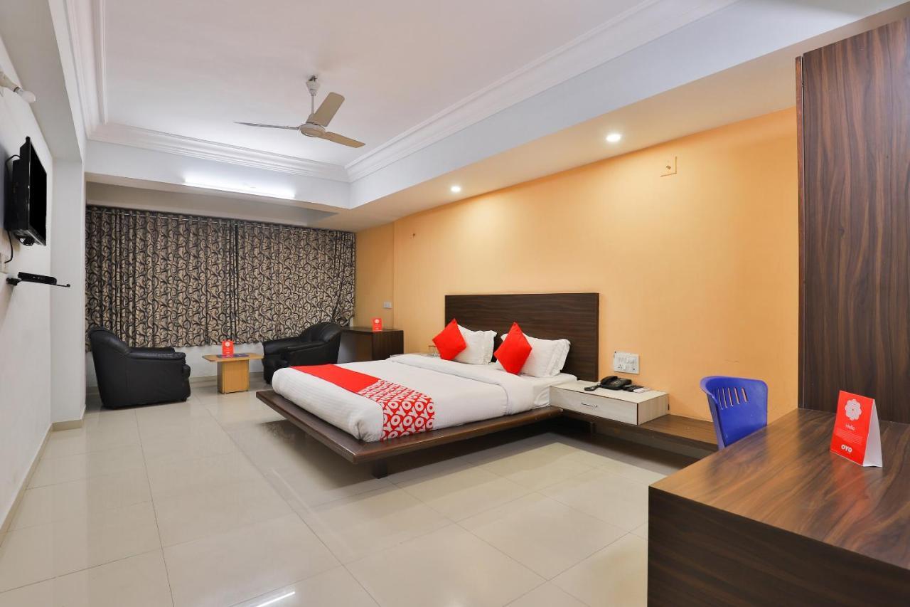 Infocity Club And Resort Gandhinagar Eksteriør billede