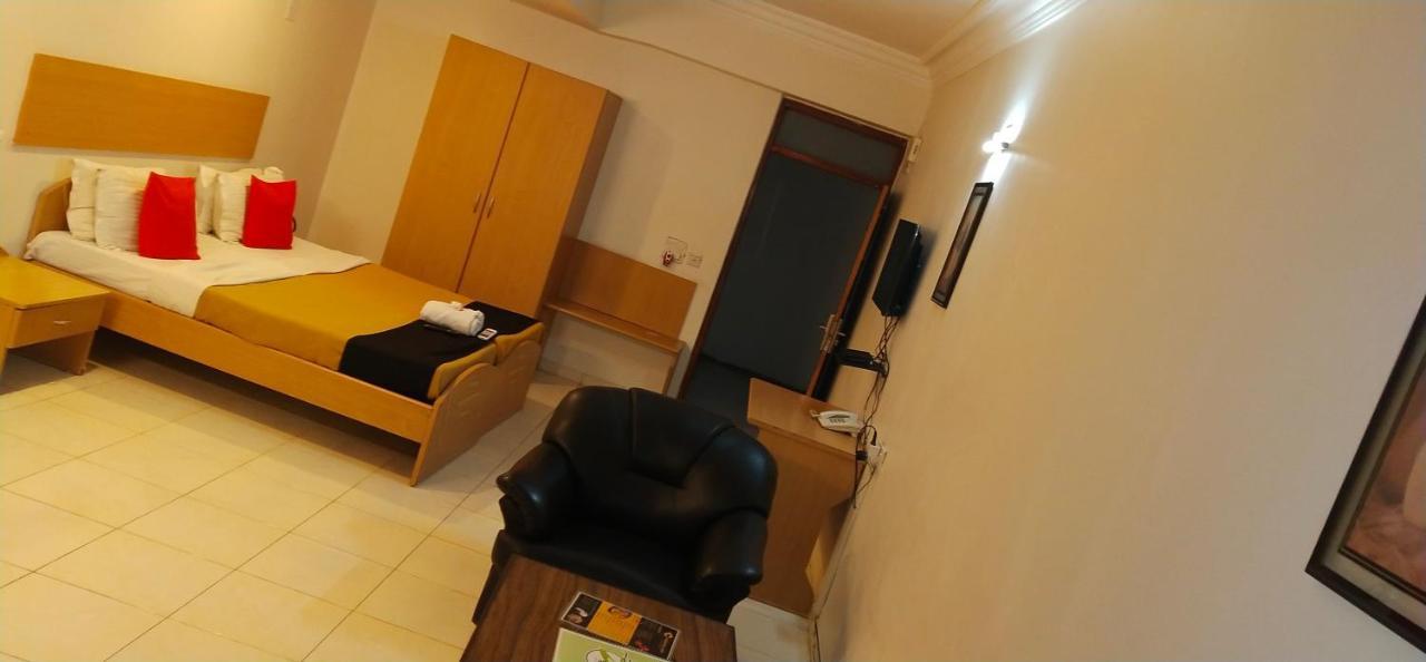 Infocity Club And Resort Gandhinagar Eksteriør billede